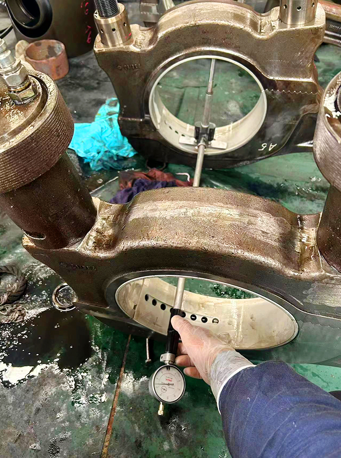 主机连杆瓦测量.jpg